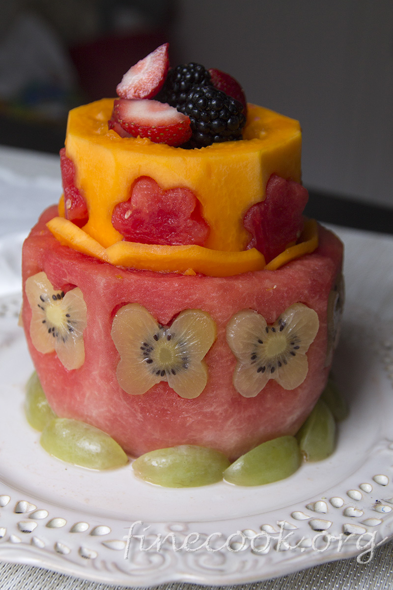 Торт из фруктов и ягод