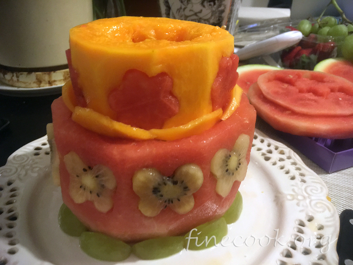 Торт из фруктов и ягод