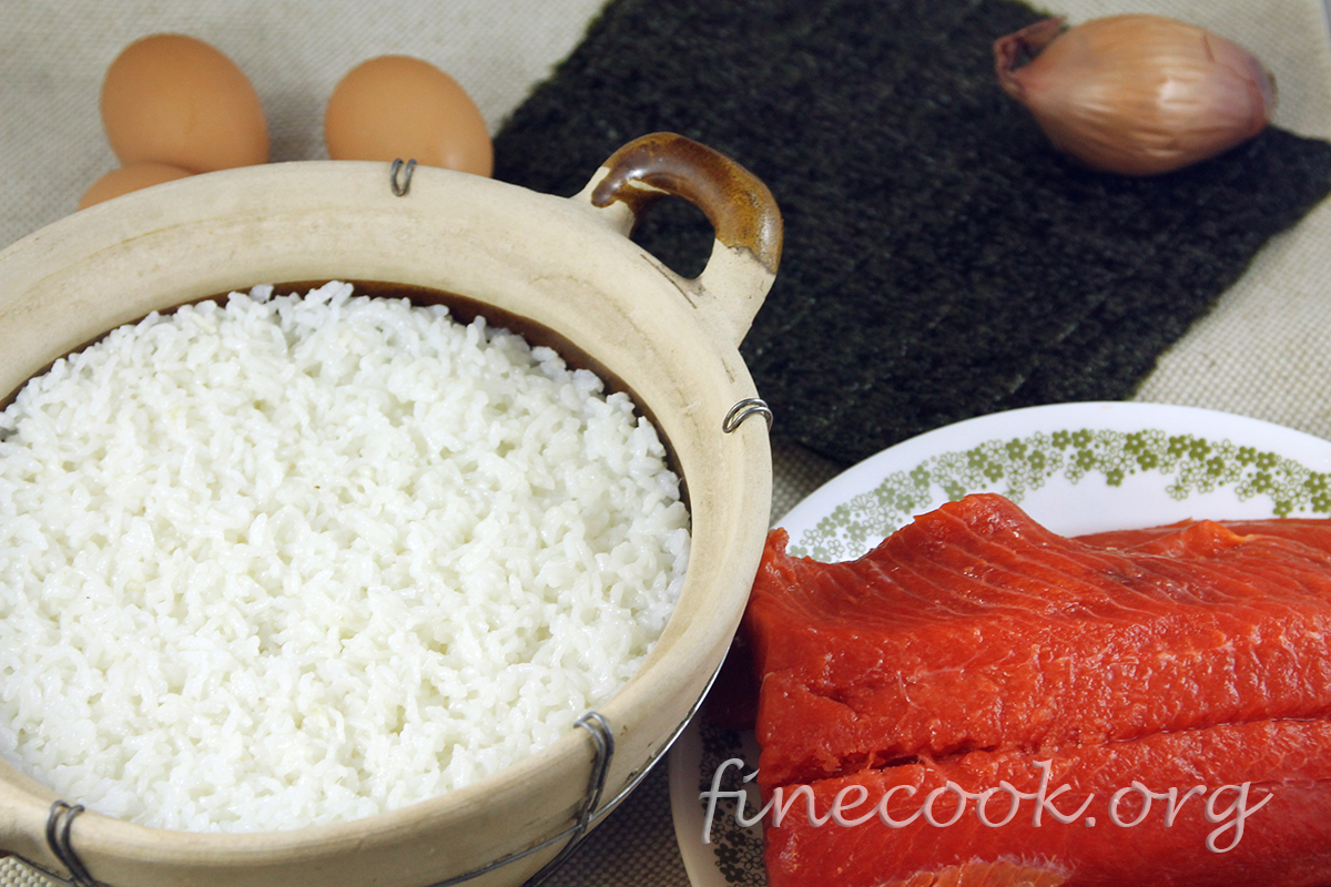 Рис с лососем в японском стиле