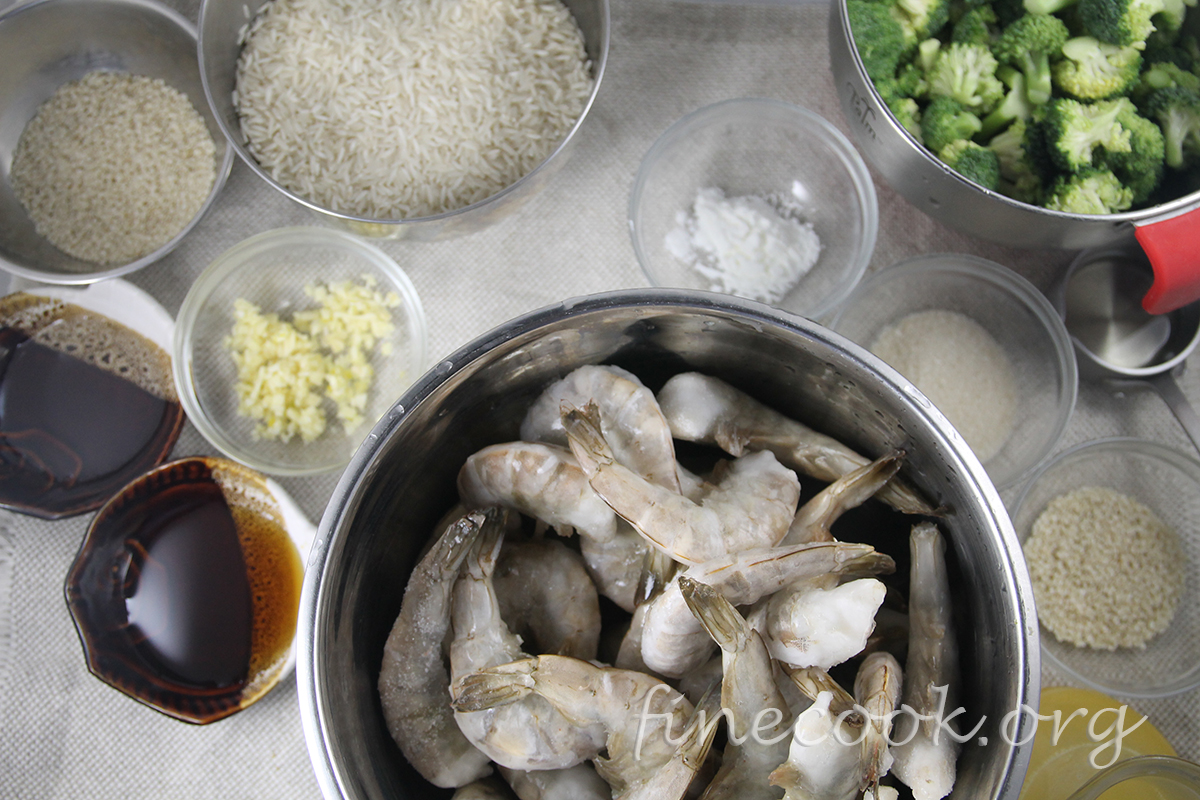 Глазированные креветки с брокколи и рисом