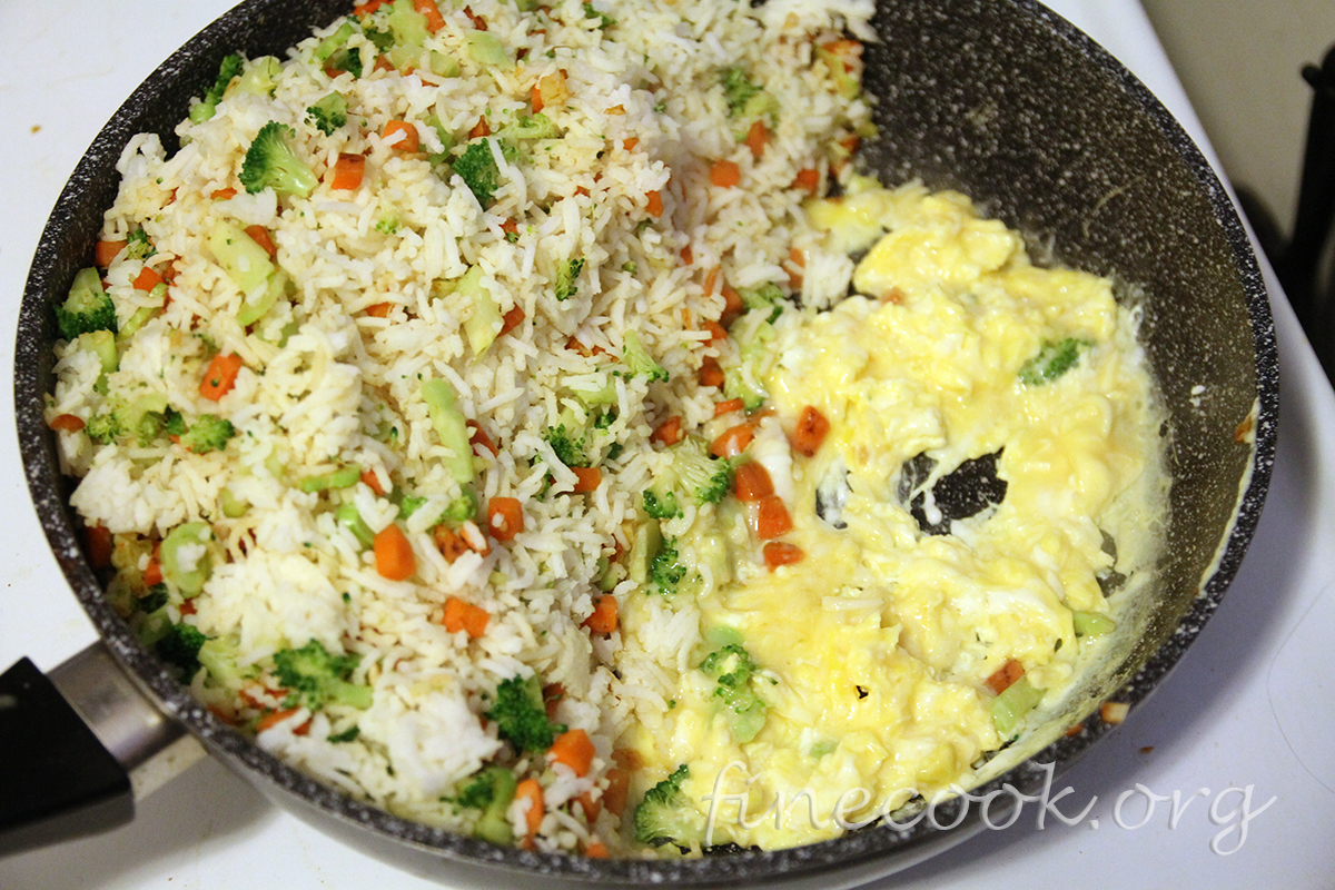 Рис с овощами и яйцами