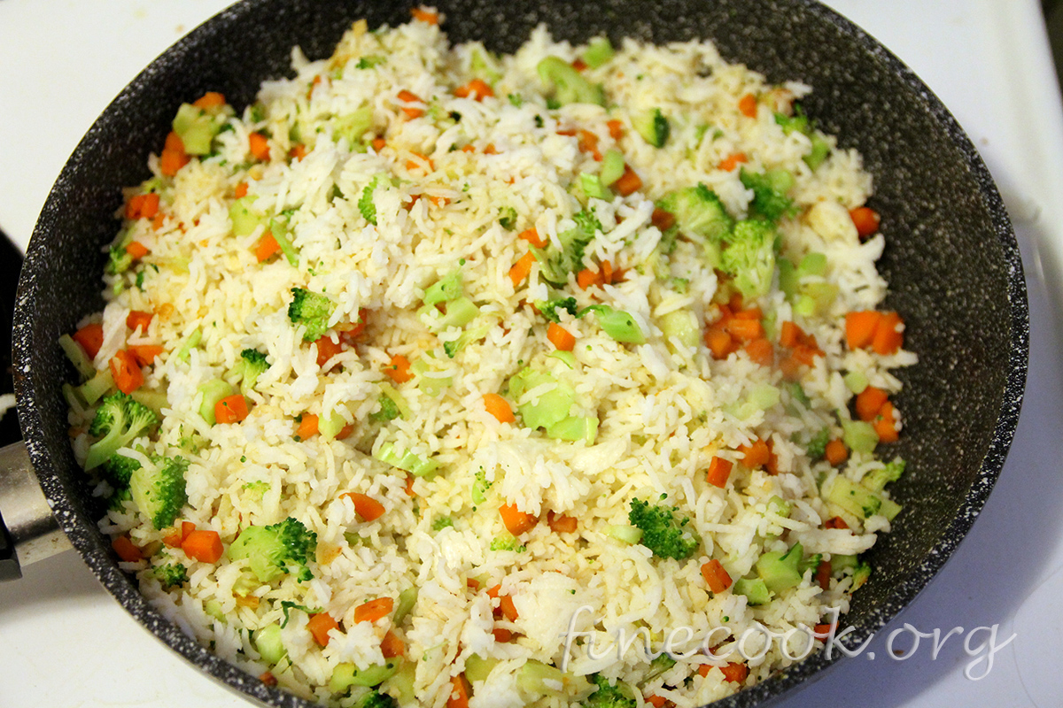 Рис с овощами и яйцами
